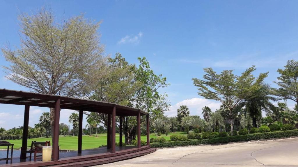 Suwan Golf & Country Club Hotel Nakhon Pathom Exterior photo