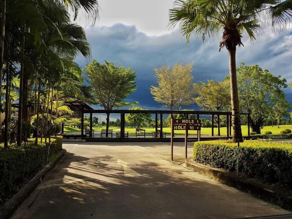 Suwan Golf & Country Club Hotel Nakhon Pathom Exterior photo