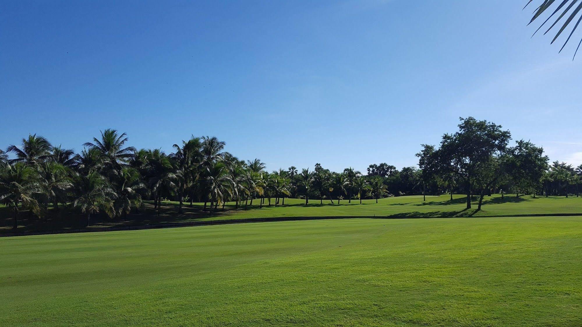 Suwan Golf & Country Club Hotel Nakhon Pathom Exterior photo